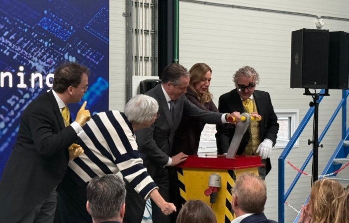 Cleanroom opening